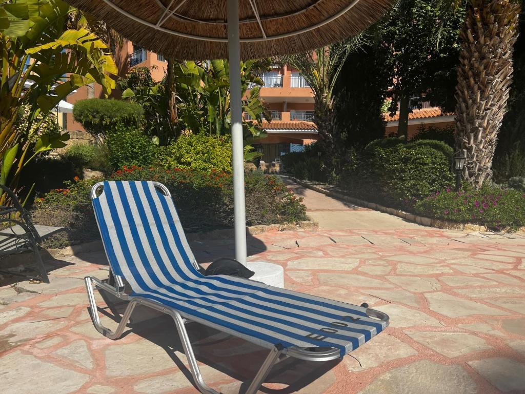 Пафос: Limnaria Gardens Two Bed Apartment with Terrace and Pool Close to Beach