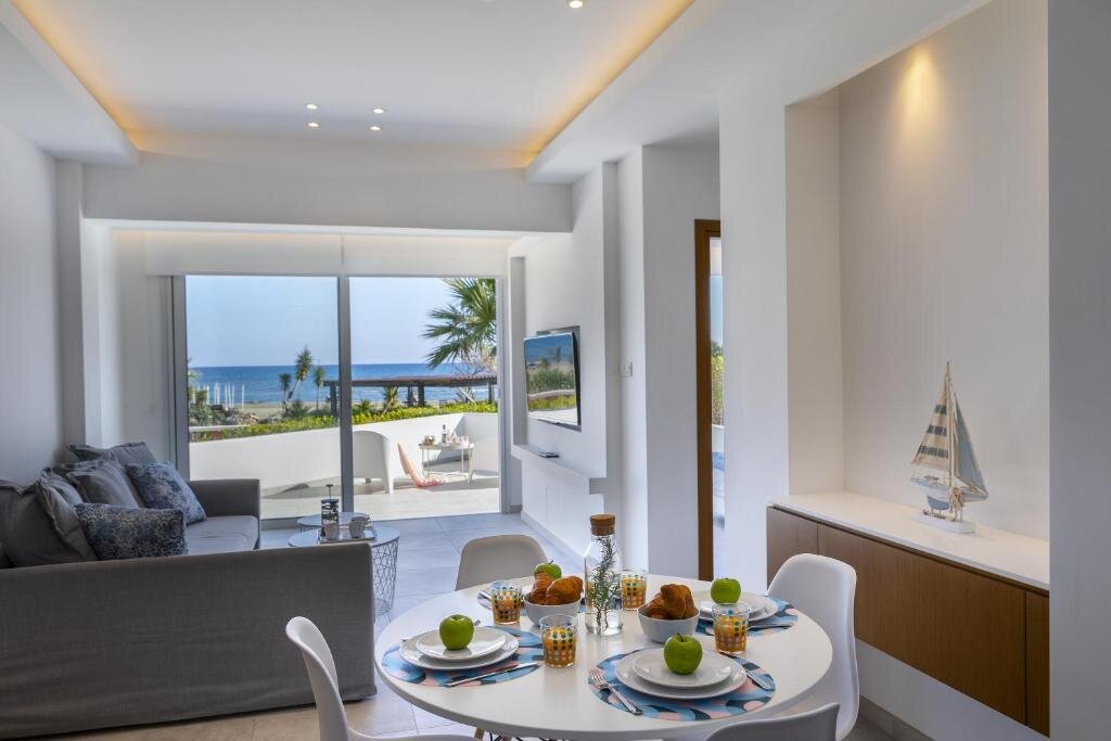 Ларнака: Mackenzie Castella Beachfront Suite