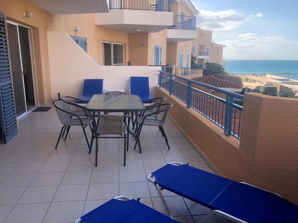 Пафос: Stylish 2 bedroom apartment with seaviews in King's Palace