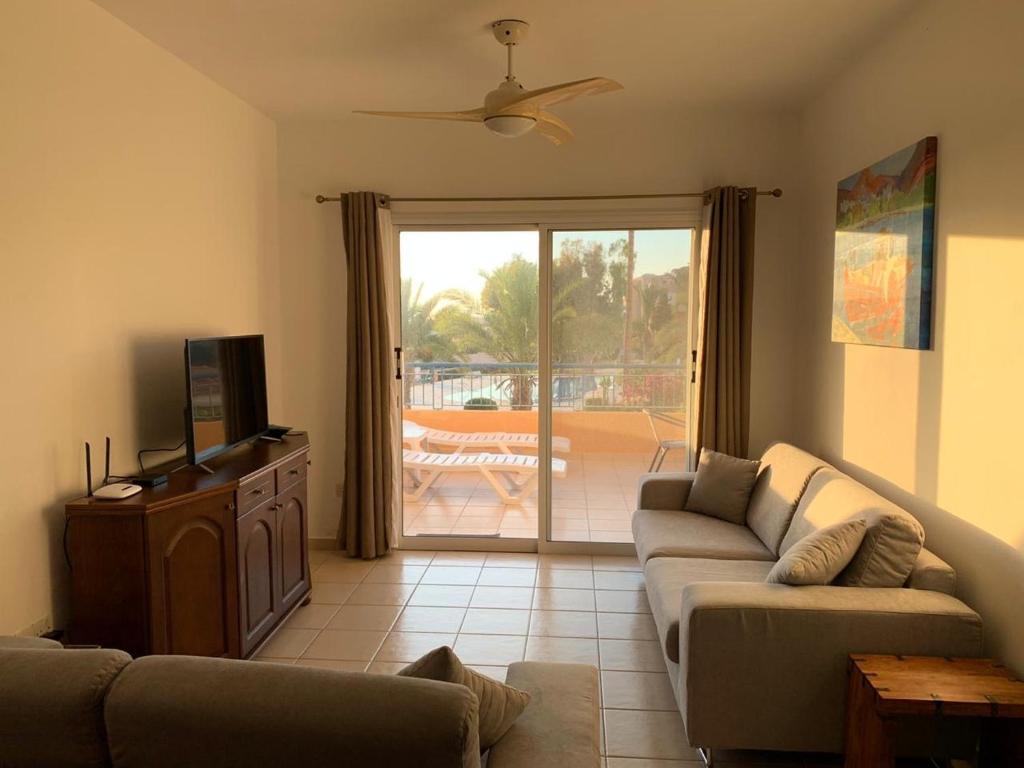 Stylish 2 bedroom apartment with seaviews in King's Palace — фото 2