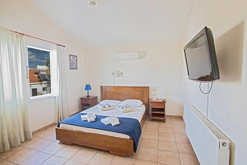 Villa Magusta - Modern 4 Bedroom Ayia Thekla Villa with Pool - Close to the Beach — фото 4