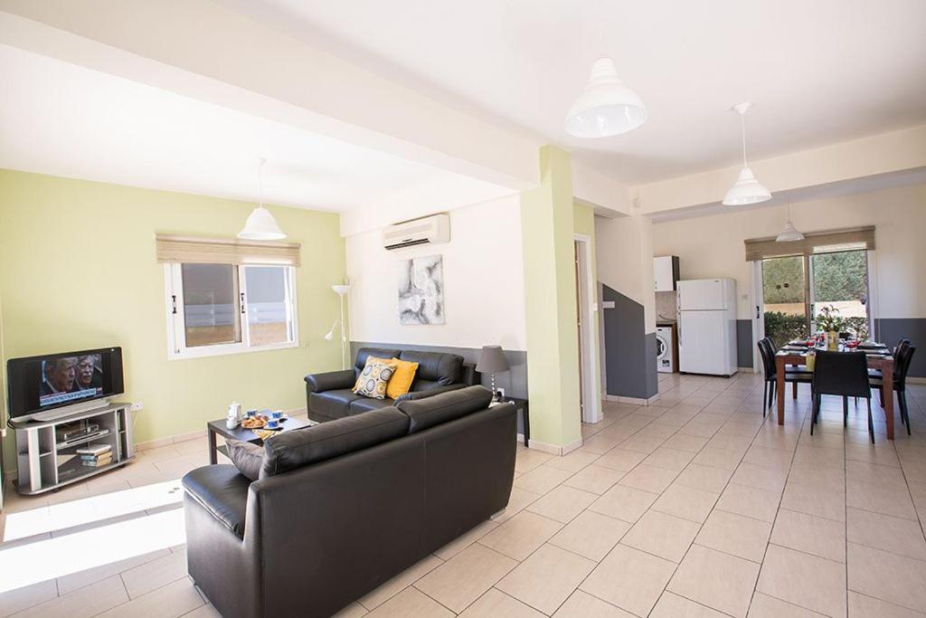 Villa Thekla - Modern 3 Bedroom Ayia Thekla Villa with Pool - Close to the Beach — фото 4