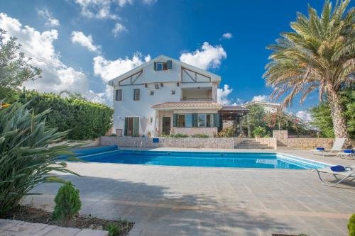 Айя-Напа: Villa Joy