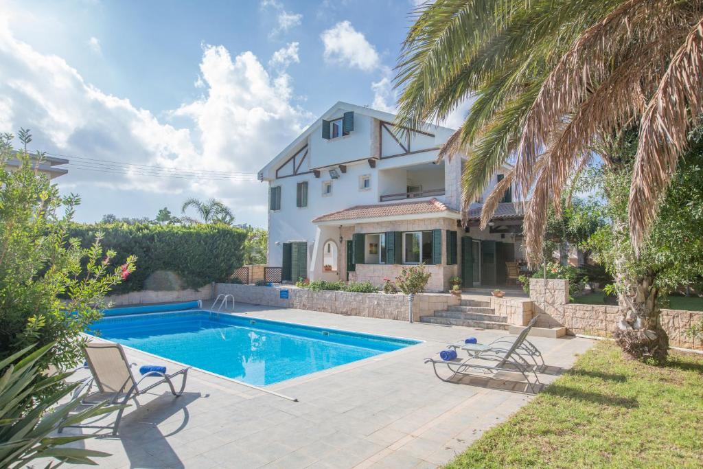 Айя-Напа: Villa Joy