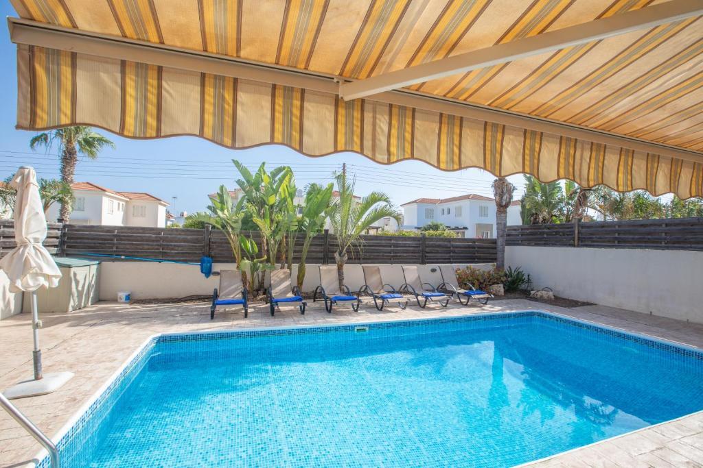 Паралимни: Tranquility 4 bedroom villa