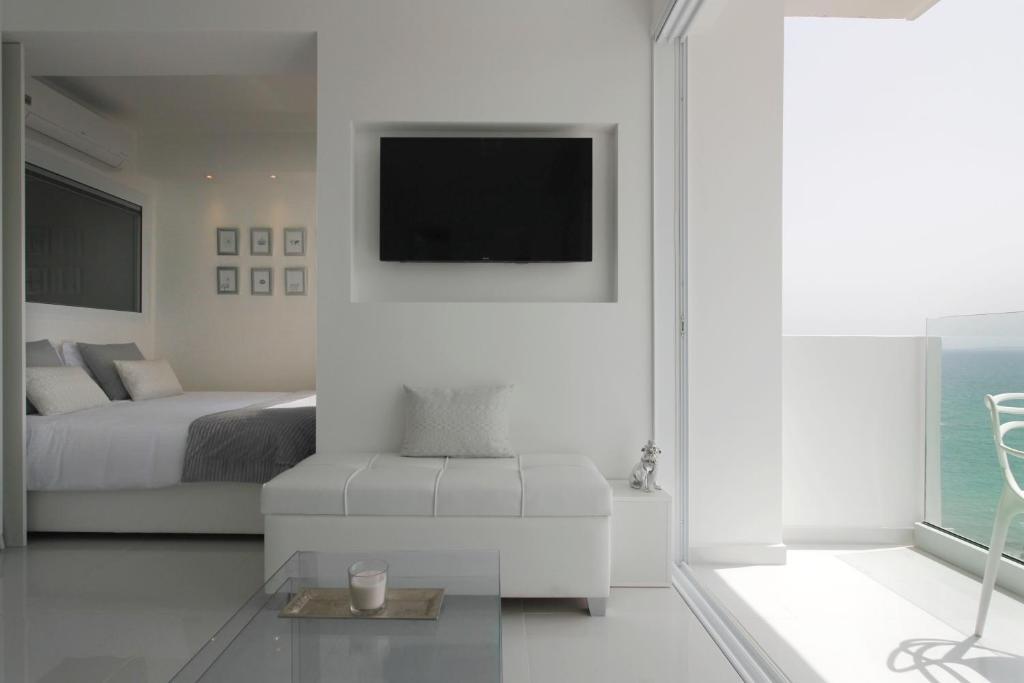 The White Pearl Suite - beach front city centre with sea view. — фото 4
