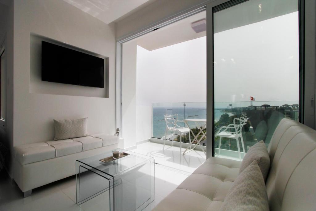 The White Pearl Suite - beach front city centre with sea view. — фото 3