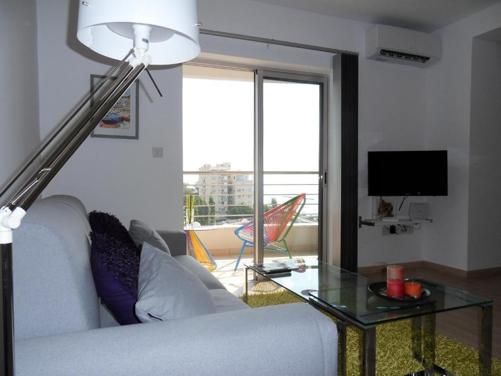 Лимассол: Eden Beach Apartment 611