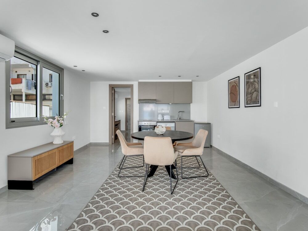 "sanders Crystal - Charming  1-bdr. Apt. w/ Balcony" — фото 6