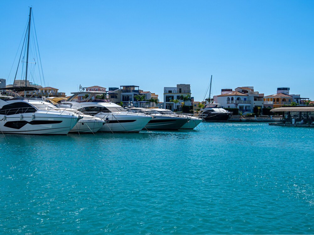 Лимассол: "sanders Crystal 1 - Delightful 2-bdr. Apt. With Shared Pool"