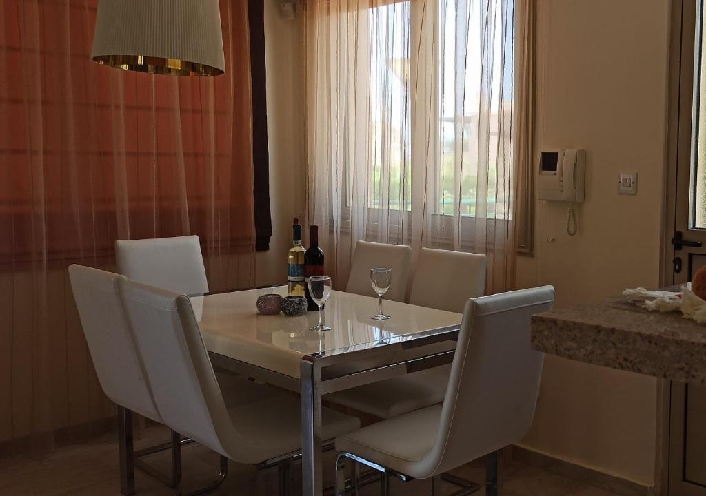 Полис Хрисохус: Villa Serenity - 3 Bedroom Beach Villa with private Swimming Pool