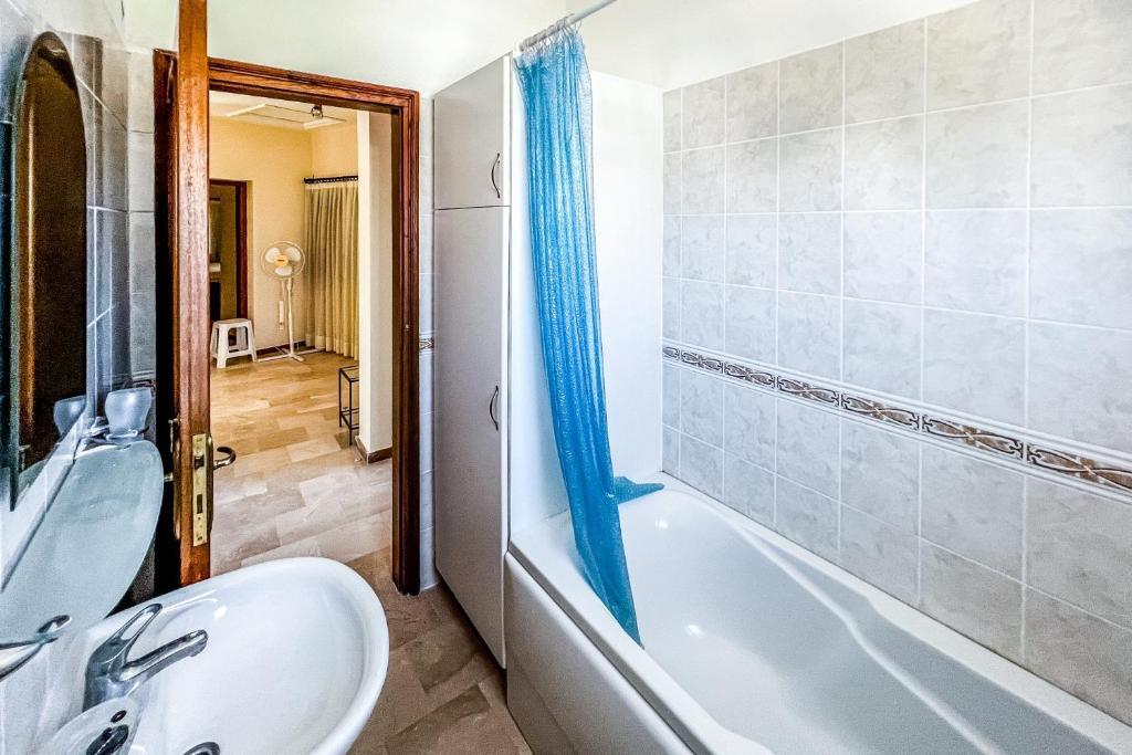 Алсанджак: Fantastic Villa with Private Beach in Girne