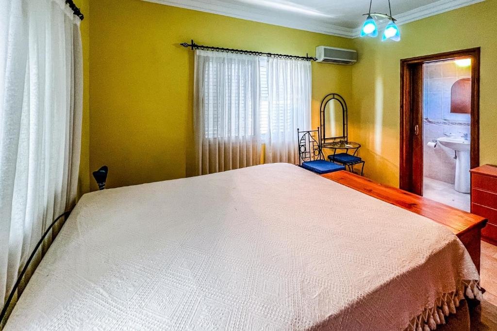 Алсанджак: Fantastic Villa with Private Beach in Girne