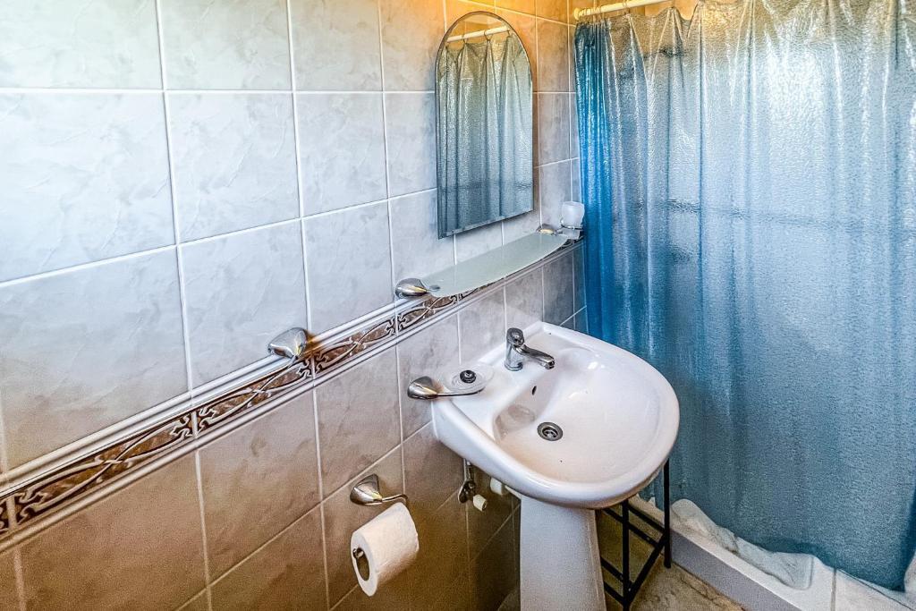 Алсанджак: Fantastic Villa with Private Beach in Girne