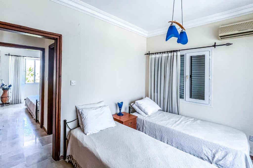 Алсанджак: Fantastic Villa with Private Beach in Girne