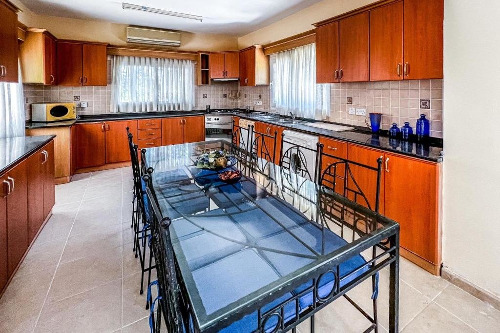 Алсанджак: Fantastic Villa with Private Beach in Girne