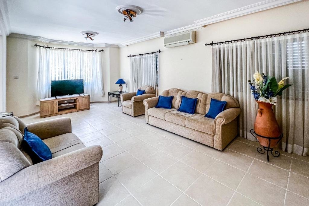 Алсанджак: Fantastic Villa with Private Beach in Girne