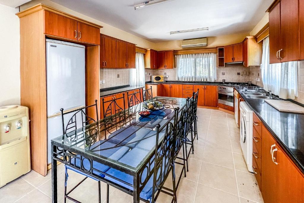 Алсанджак: Fantastic Villa with Private Beach in Girne