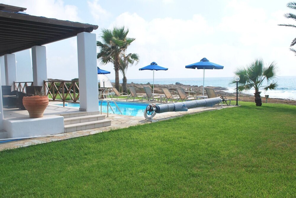 Киссонерга: Sea Front Villa With Private Heated Pool, Quiet Area Paphos 322