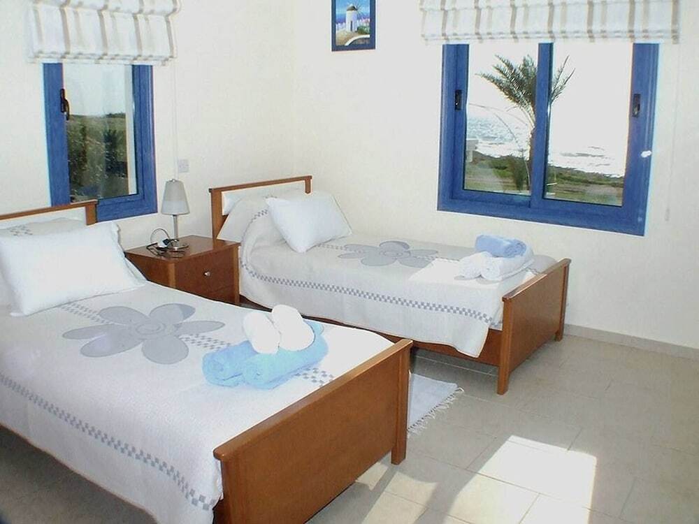 Киссонерга: Sea Front Villa With Private Heated Pool, Quiet Area Paphos 322