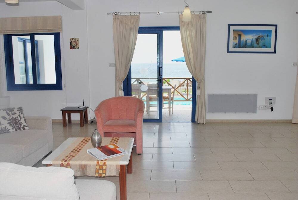 Киссонерга: Sea Front Villa With Private Heated Pool, Quiet Area Paphos 322