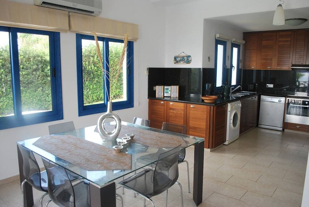 Киссонерга: Sea Front Villa With Private Heated Pool, Quiet Area Paphos 322