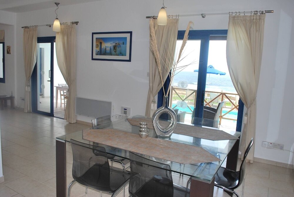 Киссонерга: Sea Front Villa With Private Heated Pool, Quiet Area Paphos 322