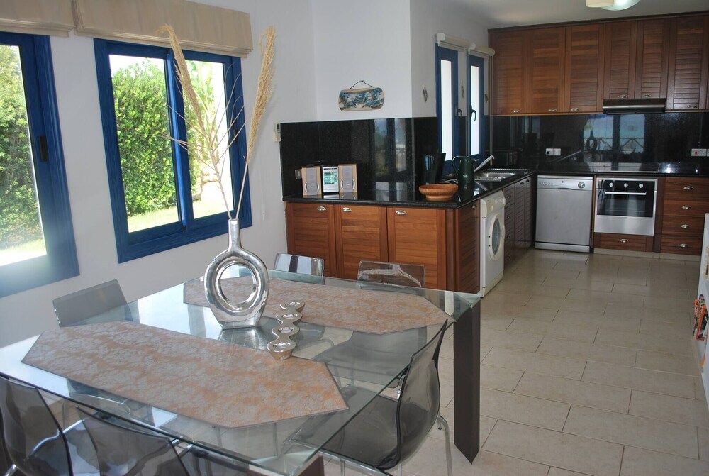 Киссонерга: Sea Front Villa With Private Heated Pool, Quiet Area Paphos 322