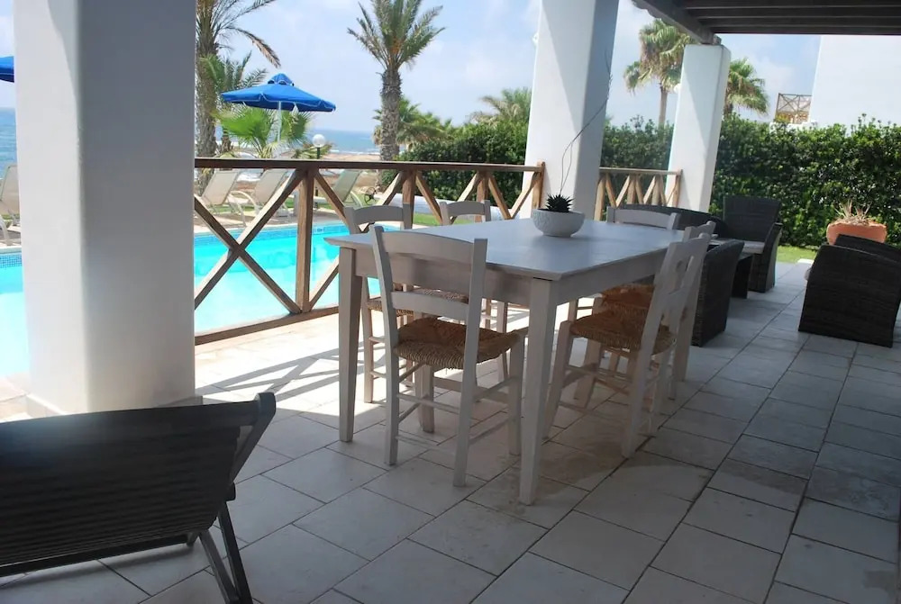 Киссонерга: Sea Front Villa With Private Heated Pool, Quiet Area Paphos 322