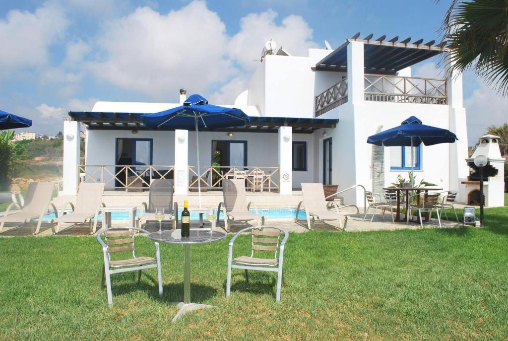 Киссонерга: Sea Front Villa With Private Heated Pool, Quiet Area Paphos 322