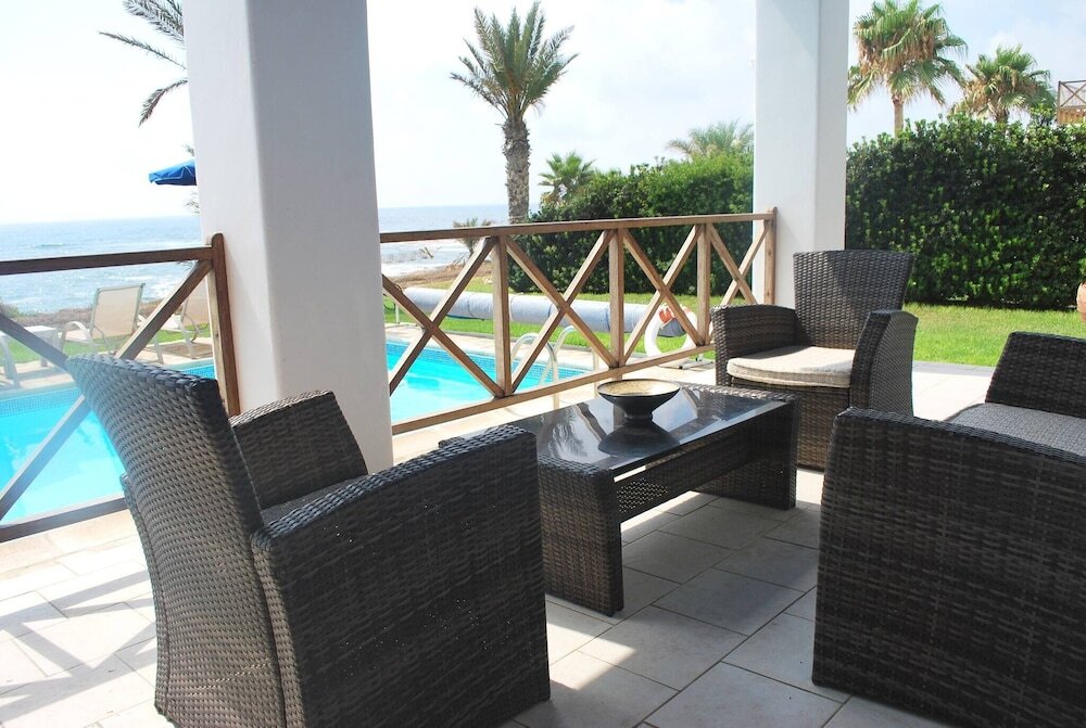 Киссонерга: Sea Front Villa With Private Heated Pool, Quiet Area Paphos 322