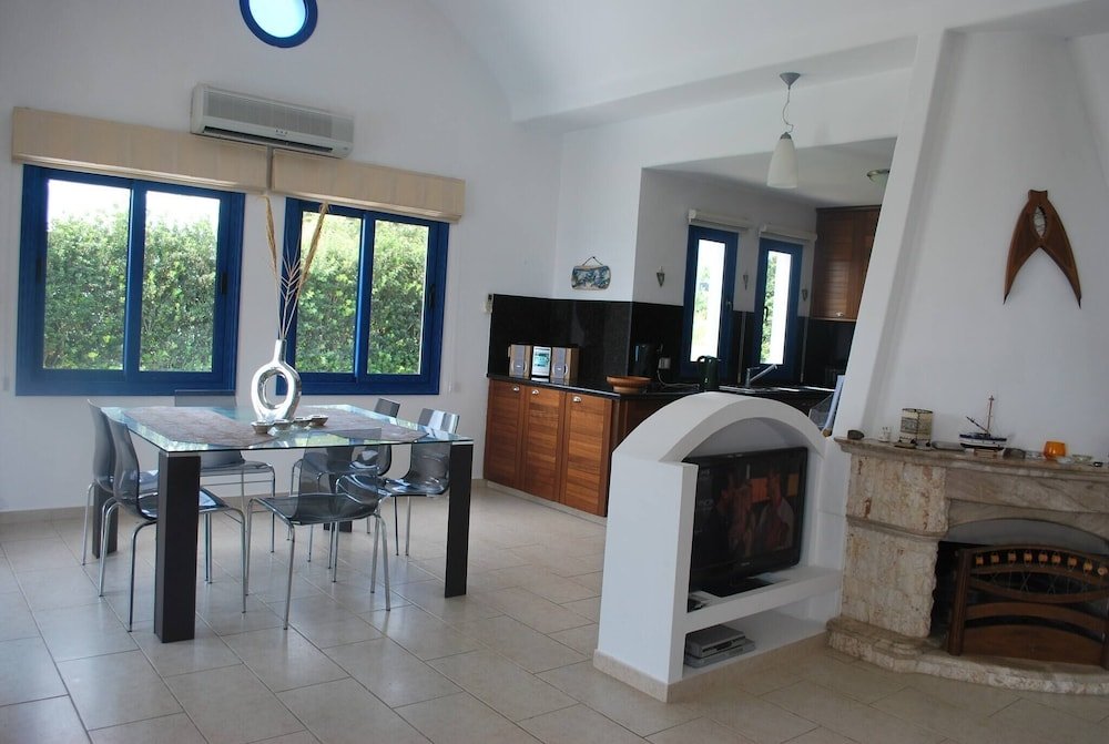 Киссонерга: Sea Front Villa, Heated Private Pool, Amazing Location Paphos 323