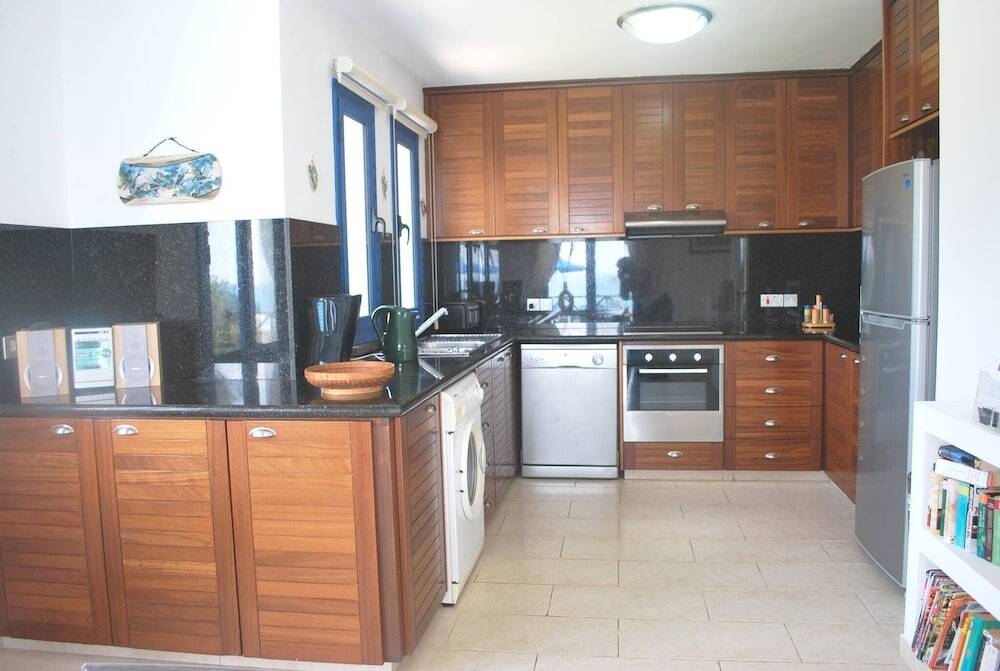 Киссонерга: Sea Front Villa, Heated Private Pool, Amazing Location Paphos 323
