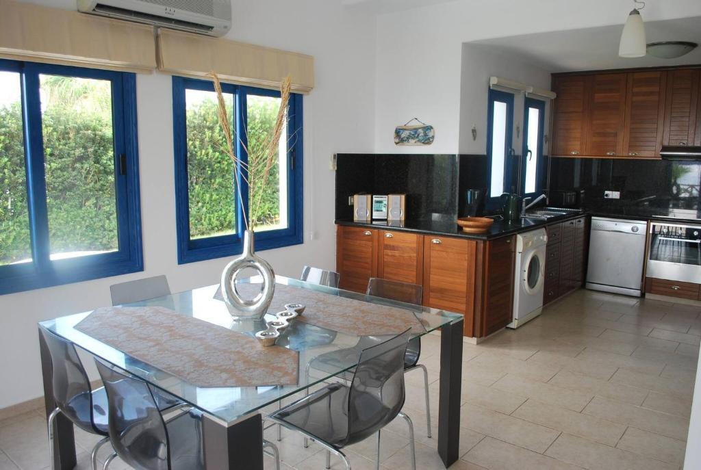 Киссонерга: Sea Front Villa, Heated Private Pool, Amazing Location Paphos 323