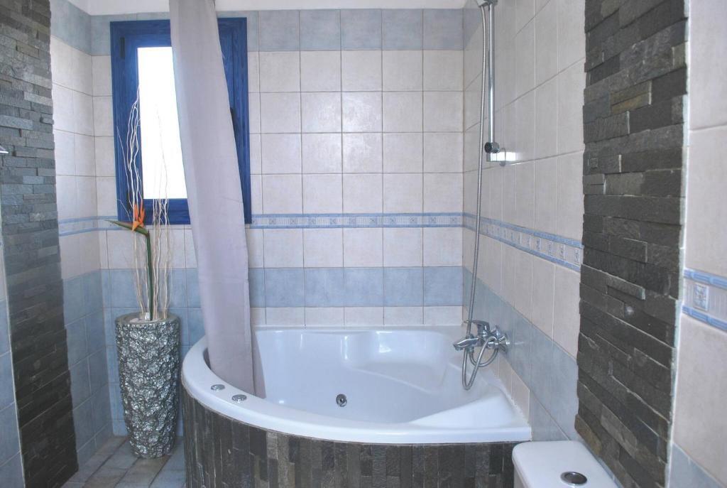 Киссонерга: Sea Front Villa, Heated Private Pool, Amazing Location Paphos 323
