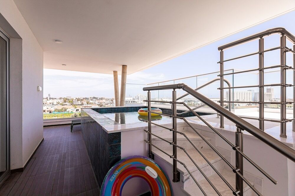 Лимассол: YAMAS Urban Living Sunny Pool Penthouse