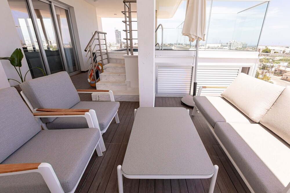 Лимассол: YAMAS Urban Living Sunny Pool Penthouse