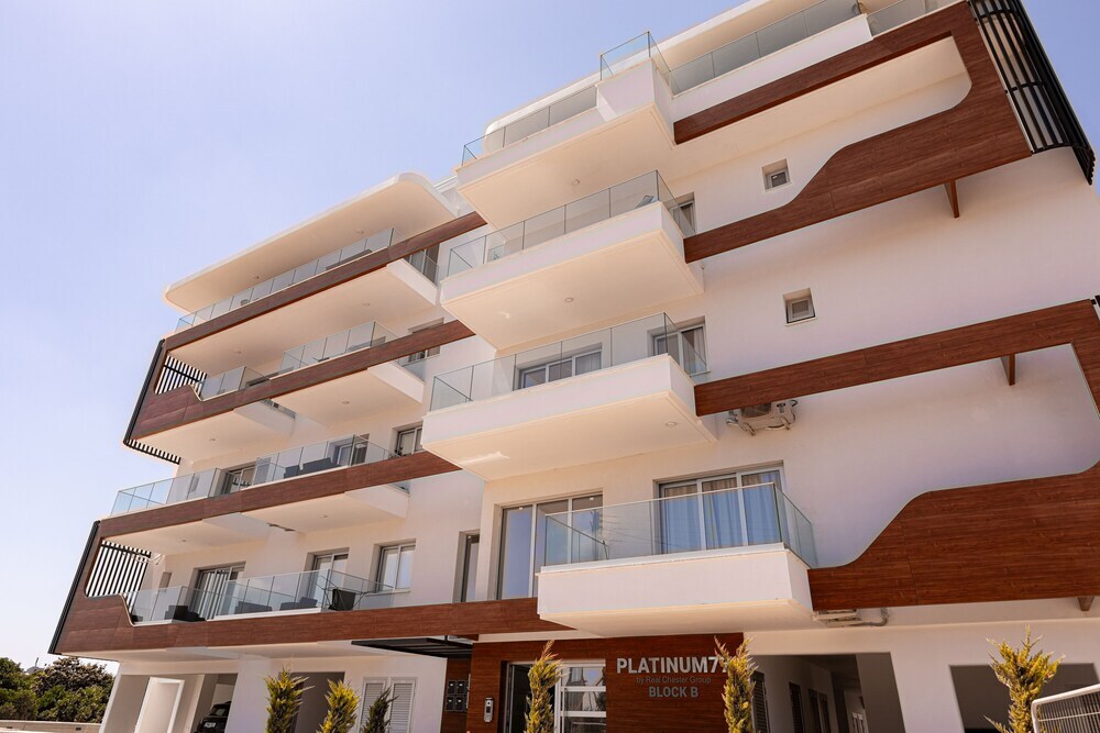 Лимассол: YAMAS Urban Living Sunny Pool Penthouse