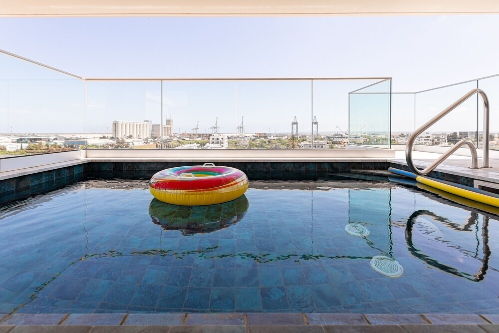 Лимассол: YAMAS Urban Living Sunny Pool Penthouse