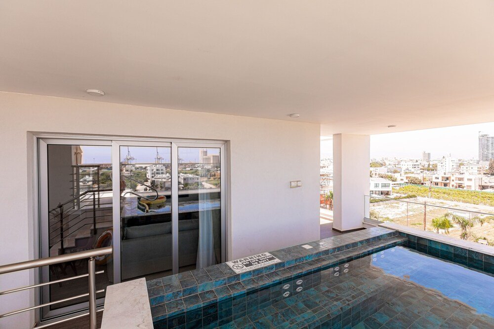 Лимассол: YAMAS Urban Living Sunny Pool Penthouse