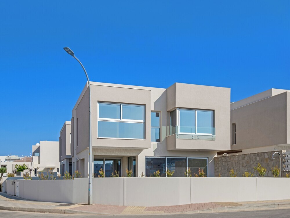 Паралимни: Sanders Mythical Blue - Chic 4 bdr Villa With Pool