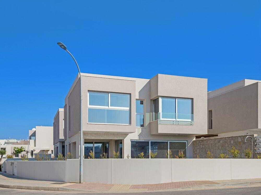 Паралимни: Sanders Mythical Blue - Nice 4 bdr Villa With Pool