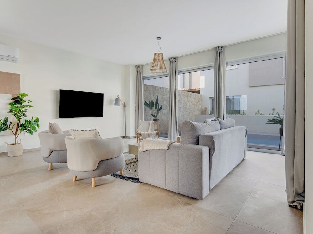 Паралимни: Sanders Mythical Blue - Nice 4 bdr Villa With Pool