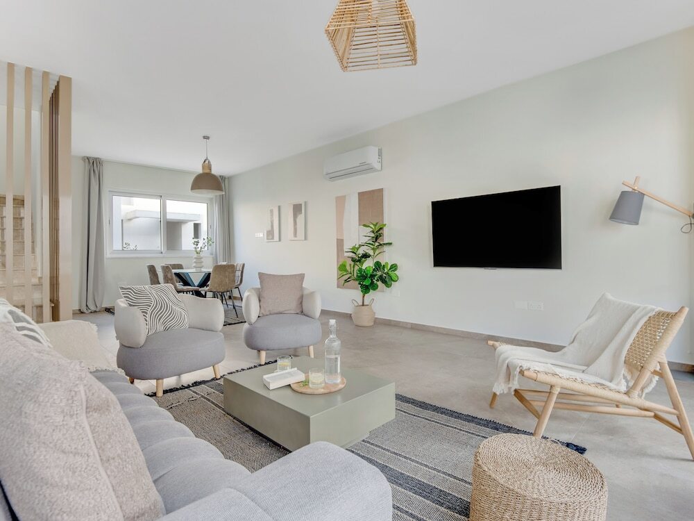 Паралимни: Sanders Mythical Blue - Nice 4 bdr Villa With Pool