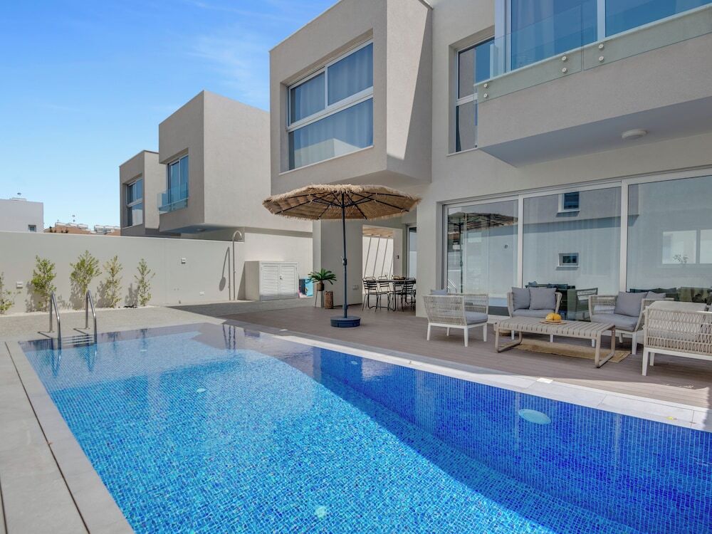 Паралимни: Sanders Mythical Blue - Nice 4 bdr Villa With Pool