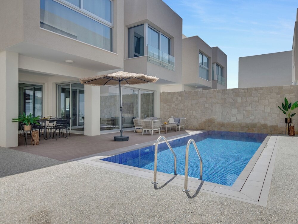 Паралимни: Sanders Mythical Blue - Nice 4 bdr Villa With Pool