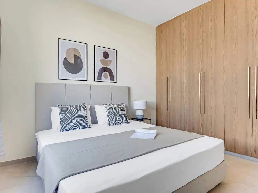Паралимни: Sanders Mythical Blue - Bright 4 bdr Villa With Pool