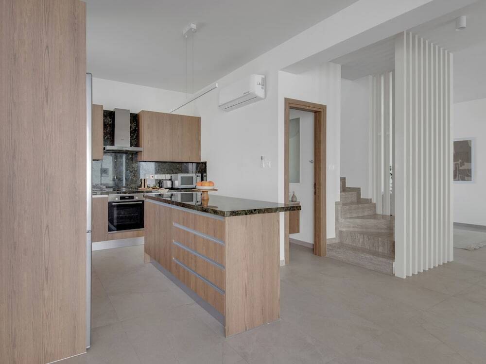 Паралимни: Sanders Mythical Blue - Bright 4 bdr Villa With Pool