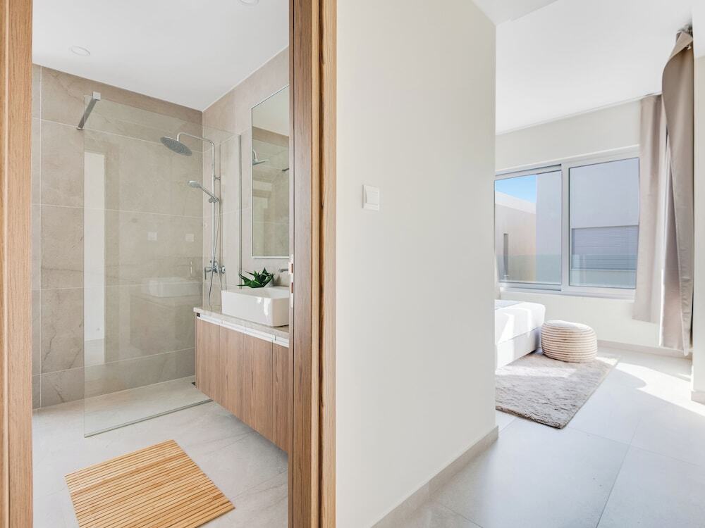 Паралимни: Sanders Mythical Blue - Bright 4 bdr Villa With Pool