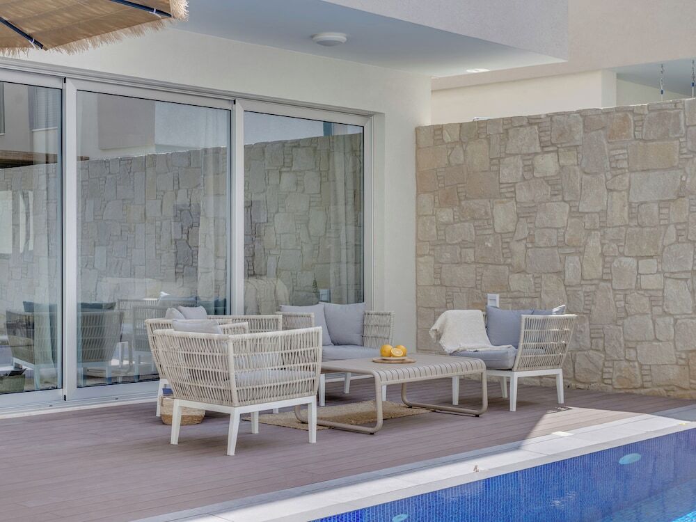 Паралимни: Sanders Mythical Blue - Bright 4 bdr Villa With Pool
